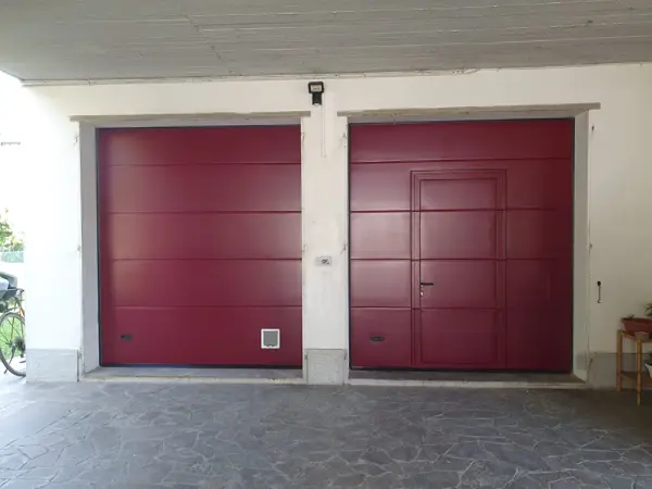 Due porte sezionali bordeaux affiancate