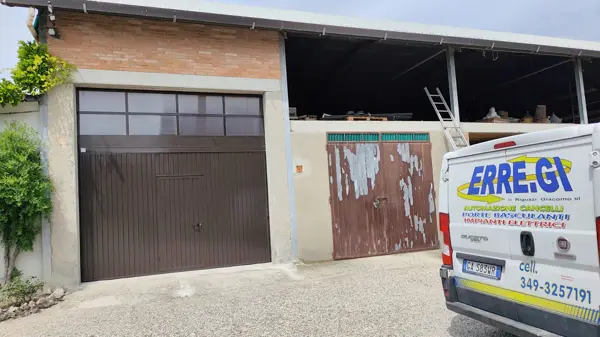Porta basculante installata da ERRE.GI, con il furgone aziendale