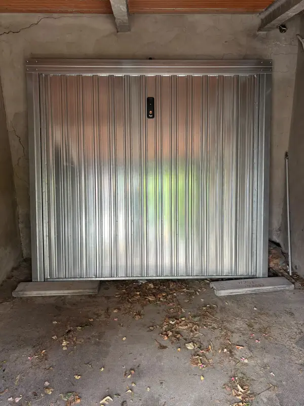 Porta basculante in lamiera zincata