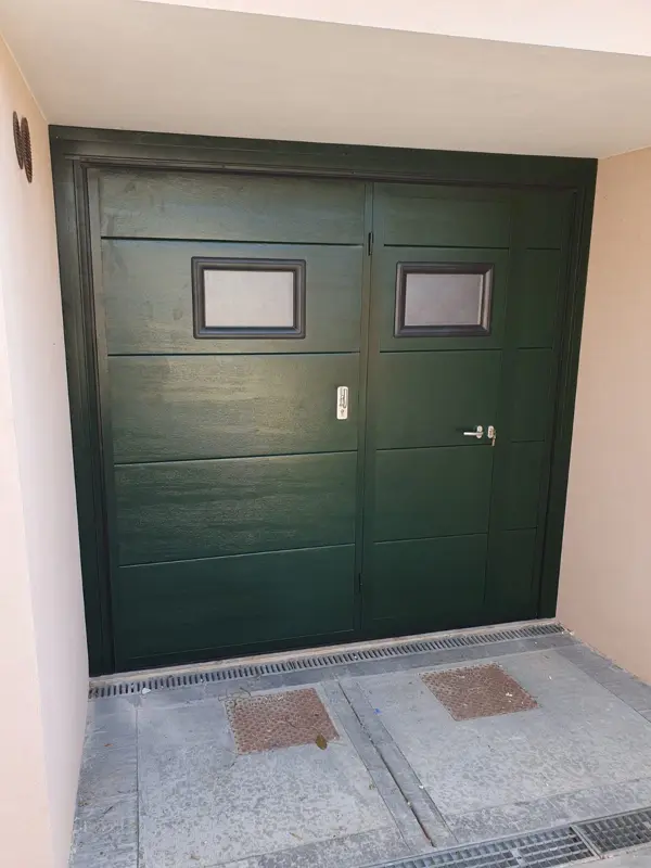 Porta garage verde con oblò