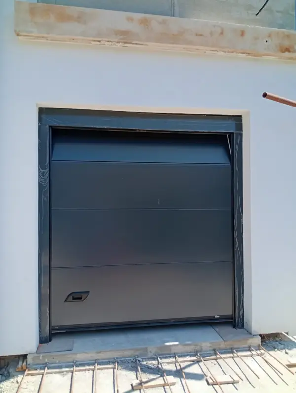 Porta sezionale antracite per box auto