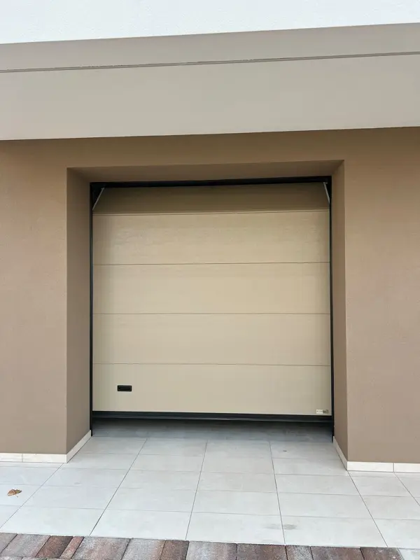 Porta sezionale beige per box