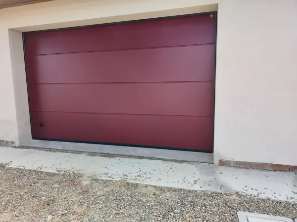 Porta sezionale bordeaux per garage