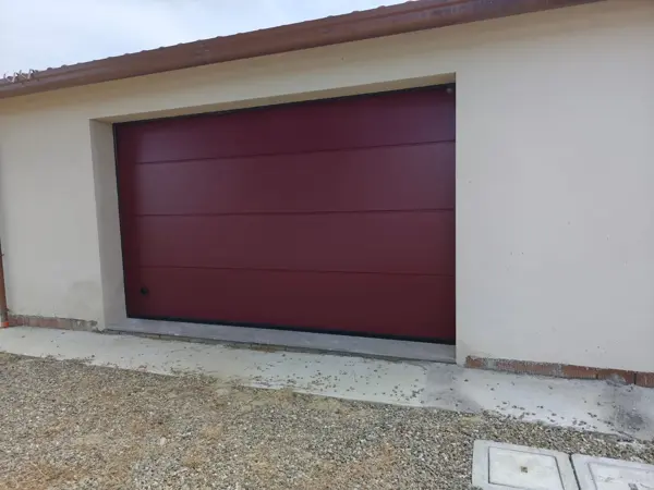 Sezionale bordeaux su villetta