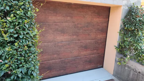 Porta sezionale effetto legno per garage