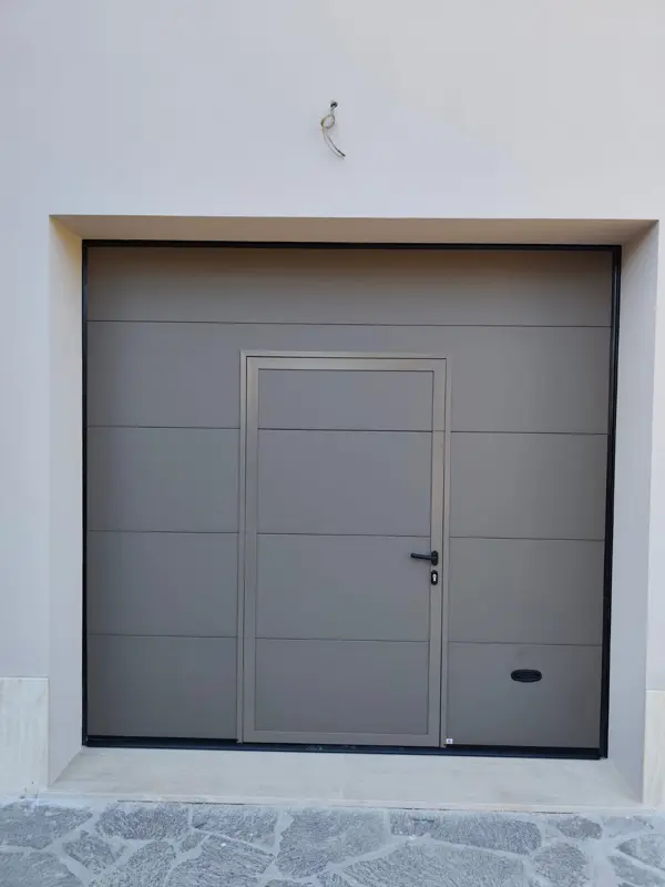 Sezionale grigia con porta pedonale integrata