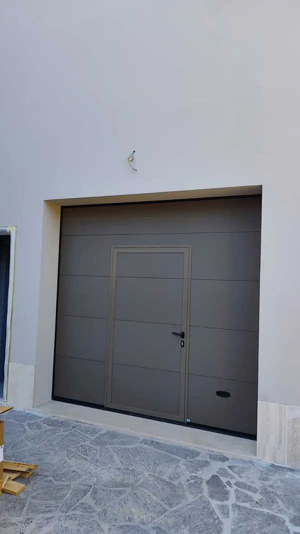 Sezionale grigia con porta pedonale