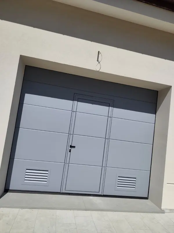 Sezionale grigia con porta pedonale e griglie di aerazione