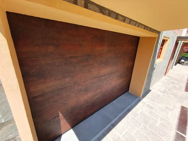 Porta sezionale effetto legno scuro