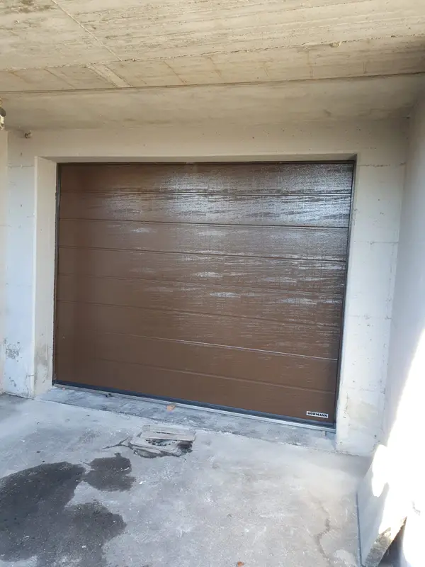 Porta sezionale marrone per box
