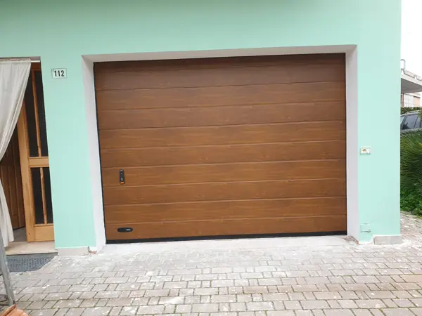 Porta sezionale color noce su abitazione