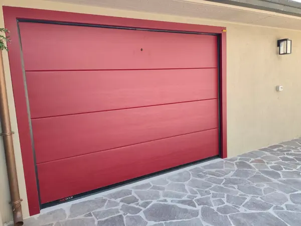 Porta sezionale rossa, dettaglio pannelli