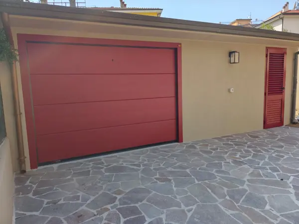 Intervento di assistenza su porte sezionali SEIP