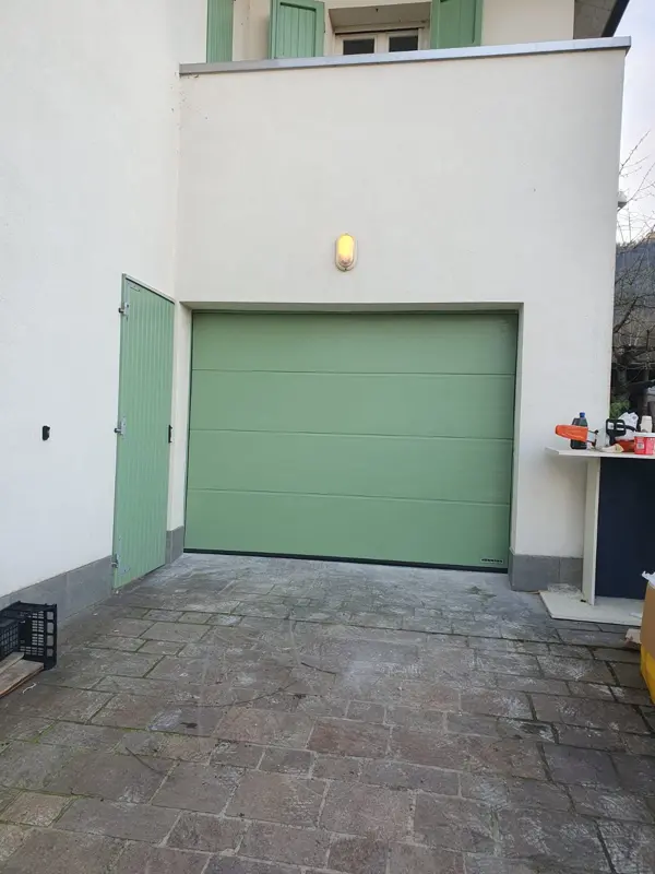 Porta sezionale verde salvia