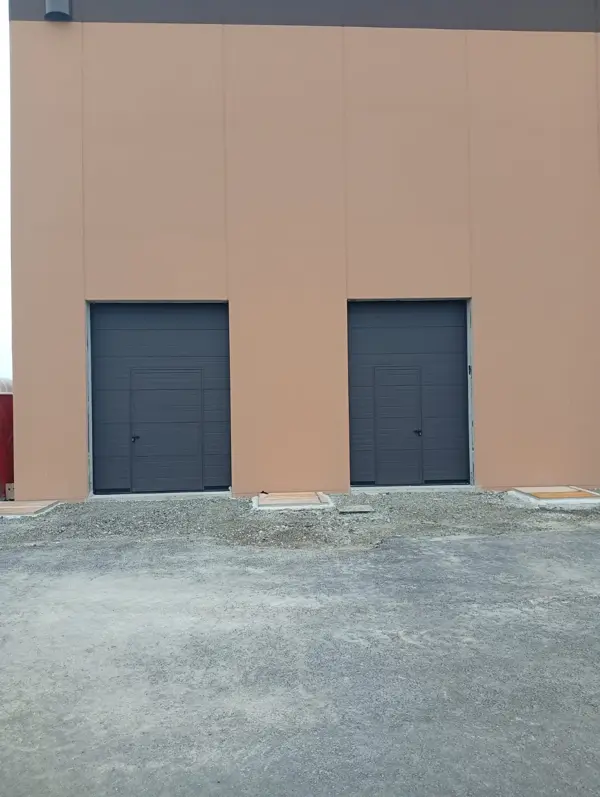 Porte sezionali antracite su capannone