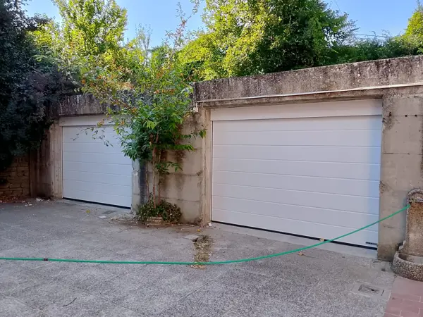 Porte sezionali bianche in cortile