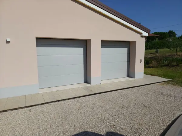 Due sezionali per garage doppio di una villa