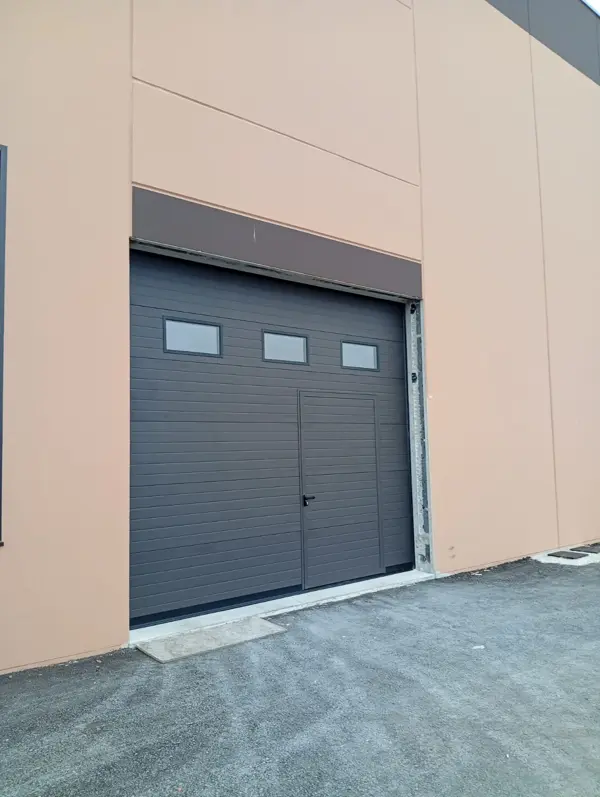 Sezionale antracite finestrato con porta pedonale