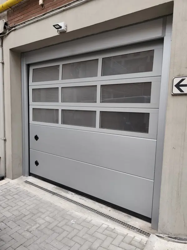 Portone sezionale con finestrature