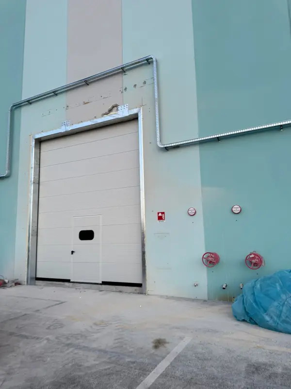 Portone sezionale industriale bianco con porta